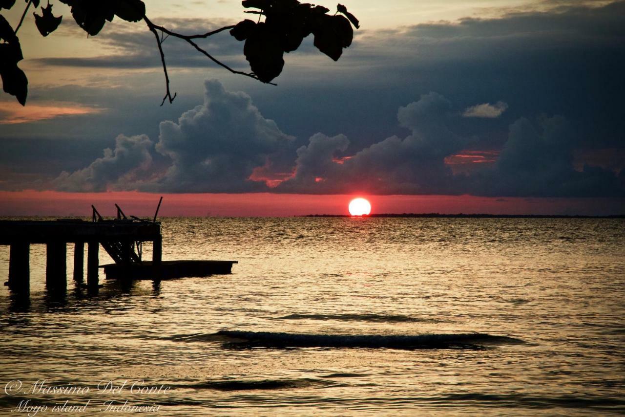 Moyo Island Beach Resort Buitenkant foto